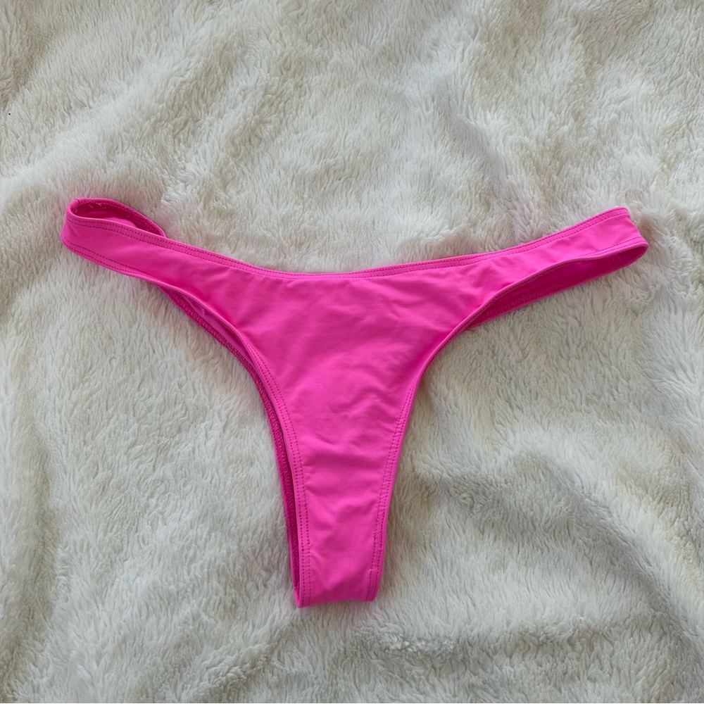 Frankie’s bikinis bottoms!